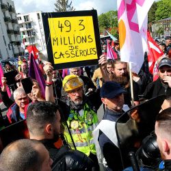 Los gendarmes bloquean a los manifestantes que protestan por la reforma de las pensiones del gobierno, mientras se reúnen para la llegada del ministro de Trabajo francés a la Regie de Quartier. Foto de FRANCOIS NASCIMBENI / AFP. | Foto:AFP