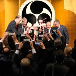 La secretaria del Tesoro de EE. UU., Janet Yellen, y el ministro de Finanzas japonés, Shunichi Suzuki , rompen barriles de sake durante la recepción del G7 en Toki Messe en Niigata. Foto de Shuji Kajiyama / AFP. | Foto:AFP