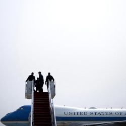 Los miembros del Grupo de Transporte Aéreo Presidencial esperan al presidente de EE. UU., Joe Biden. Foto de Brendan Smialowski / AFP. | Foto:AFP