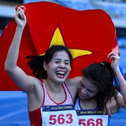 La vietnamita Thi Huyen Nguyen  celebra su victoria con la vietnamita Thi Ngoc Nguyen después de la final femenina de 400 m con vallas durante los Juegos del Sudeste Asiático SEA Games en Phnom Penh. Foto de MOHD RASFAN / AFP. | Foto:AFP