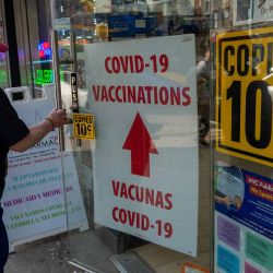 Una farmacia anuncia vacunas contra el covid-19 en Roosevelt Avenue, que pasa por los vecindarios de Elmhurst, Corona y Jackson Heights, áreas que presenciaron algunas de las cifras más altas de casos y muertes por covid-19. Foto de SPENCER PLATT/ AFP. | Foto:AFP