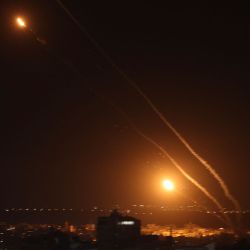 Se lanzan cohetes desde la ciudad de Gaza hacia Israel. Foto de MAHMUD JAMONES / AFP. | Foto:AFP