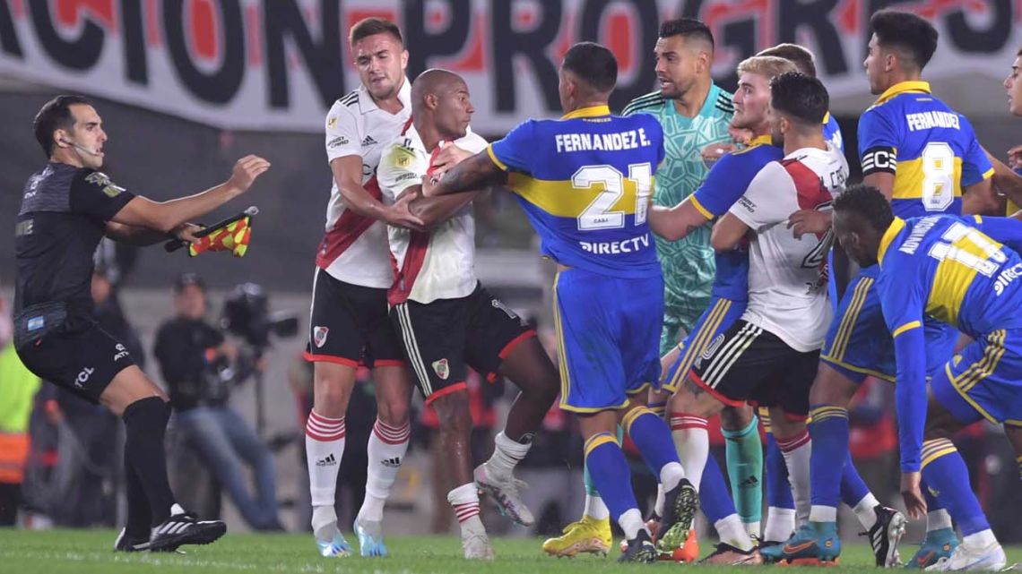 Conflict at River Plate-Boca match. 