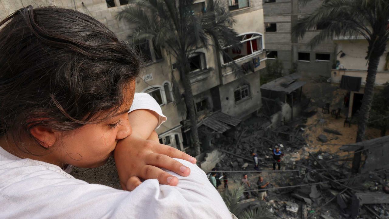 Una niña palestina mira los escombros de un edificio, luego de un ataque aéreo israelí, en Beit Lahia, en el norte de la Franja de Gaza. Foto de MOHAMMED ABED / AFP.  | Foto:AFP