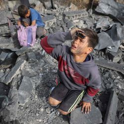 Un niño mira hacia el cielo mientras está sentado en medio de los escombros de un edificio alcanzado por un ataque aéreo israelí en Biet Hanoun, en el norte de la Franja de Gaza. Foto de MOHAMMED ABED / AFP. | Foto:AFP