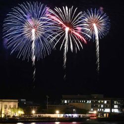 Los fuegos artificiales iluminan el cielo para dar la bienvenida a los participantes y conmemorar a las víctimas de la guerra y los desastres, durante la Reunión del G7 en Niigata. Foto de Kazuhiro NOGI / AFP. | Foto:AFP