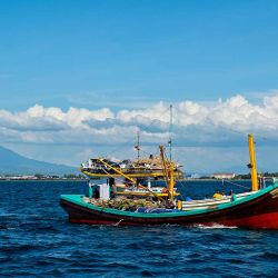 Un barco pesquero navega por la costa de Banda Aceh. Foto de CHAIDEER MAHYUDDIN / AFP. | Foto:AFP