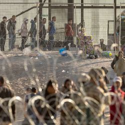 Inmigrantes esperan ser transportados y procesados por agentes de la Patrulla Fronteriza de EE. UU. Foto de JOHN MOORE/AFP. | Foto:AFP