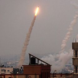 Se lanzan cohetes desde el sur de la Franja de Gaza hacia Israel. Foto de SAID KHATIB / AFP. | Foto:AFP