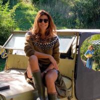 Juliana Awada usó un Total denim look para recolectar su cosecha de naranjas