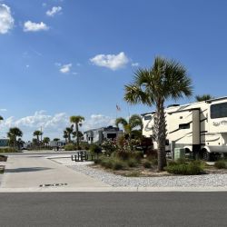 Elite Cable Park y Camp Margaritaville RV Resort & Cabana Cabins están uno junto a otro y se complementan.