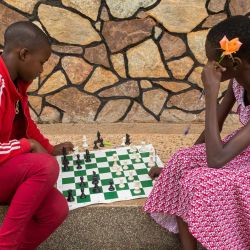 Christess Linda y Anastasia Nangabane, alumnas de la escuela infantil Good Times, juegan al ajedrez durante el Campeonato Nacional de Ajedrez Escolar Padre Grimes en el St. Mary's College Kisubi (SMACK) de Entebbe, Uganda. | Foto:BADRU KATUMBA / AFP