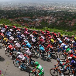 El pelotón de ciclistas pedalea en el Valico di Chiunzi en la sexta etapa de la carrera ciclista Giro d'Italia 2023. | Foto:Luca Bettini / AFP