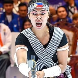 La filipina Mitz Jude Jalandoni compite en la prueba final femenina de Kun Bokator singles Phkak durante los 32º Juegos del Sudeste Asiático (SEA Games) en Phnom Penh. | Foto:TANG CHHIN SOTHY / AFP