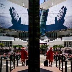 Un peatón pasa junto al cartel de la 76ª edición del Festival de Cine de Cannes, con una fotografía de la actriz Catherine Deneuve realizada por Jack Garofalo, en la fachada del Palacio de Festivales de Cannes, en el sureste de Francia. | Foto:PATRICIA DE MELO MOREIRA / AFP