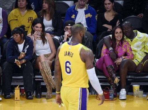 Kendall Jenner y Bad Bunny ante la estrella de los Lakers, LeBron James.