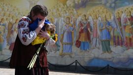 Ivanna, pareja ucraniana del militar estadounidense Christopher James Campbell, voluntario de la Legión Internacional para la Defensa de Ucrania fallecido en Bajmut, reacciona durante su ceremonia fúnebre a las puertas de la catedral Mykhaylo Golden Domes en Kiev.