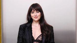 Dakota Johnson tiene el look denim total que querés recrear