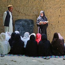 Escolares afganas asisten a clase en una escuela primaria al aire libre en el distrito de Khogyani, provincia de Nangarhar. | Foto:Shafiullah Kakar / AFP