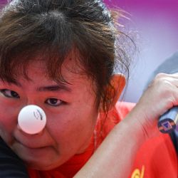 La malasia Alice Chang golpea un tiro durante su partido contra la tailandesa Orawan Paranang en la final femenina por equipos de tenis de mesa en los 32º Juegos del Sudeste Asiático (SEA Games) en Phnom Penh. | Foto:MOHD RASFAN / AFP