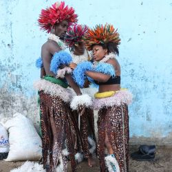 Bailarines se preparan al margen del encuentro cultural intercomunitario organizado en el barrio de Bali, en Duala. Unos cuarenta representantes de las autoridades tradicionales de las regiones Centro y Litoral de Camerún, reunidos en Douala hicieron un llamamiento al apaciguamiento y denunciaron el auge de los discursos que apelan al odio tribal. | Foto:DANIEL BELOUMOU OLOMO / AFP