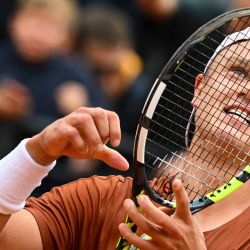 El danés Holger Rune celebra tras derrotar al serbio Novak Djokovic en su partido de cuartos de final del torneo de tenis masculino ATP Rome Open en el Foro Itálico de Roma. | Foto:FILIPPO MONTEFORTE / AFP