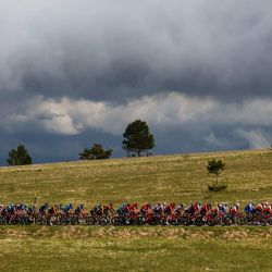 El pelotón de ciclistas pedalea durante la séptima etapa del Giro de Italia 2023, 218 km entre Capua y Gran Sasso d'Italia. | Foto:Luca Bettini / AFP