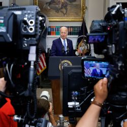 El presidente de Estados Unidos, Joe Biden, ofrece una breve actualización de las negociaciones en curso sobre el límite de la deuda en la Sala Roosevelt de la Casa Blanca en Washington, DC. | Foto:Chip Somodevilla/Getty Images/AFP