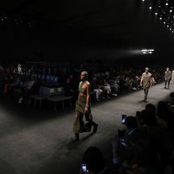 Imagen de modelos presentando creaciones durante la sexta edición del Bogotá Fashion Week, en el centro de convenciones Agora, en Bogotá, Colombia. | Foto:Xinhua/Str