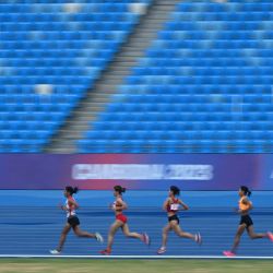 La vietnamita Nguyen Thi Oanh corre junto a las competidoras durante la final femenina de los 10.000 metros durante los 32º Juegos del Sudeste Asiático (SEA Games) en Phnom Penh. | Foto:MOHD RASFAN / AFP