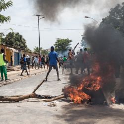 Manifestantes queman neumáticos y bloquean carreteras durante una protesta en Ziguinchor, contra la supuesta detención del líder opositor Ousmane Sonko antes de su juicio por violación. Tres personas murieron durante los enfrentamientos entre la policía senegalesa y partidarios del líder de la oposición Ousmane Sonko, según informaron las autoridades, en medio de las crecientes tensiones provocadas por un enfrentamiento judicial. | Foto:MUHAMADOU BITTAYE / AFP