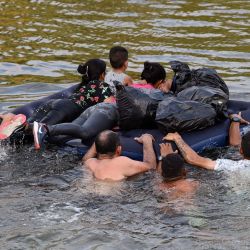 Migrantes cruzan el Río Grande mientras intentan llegar a Estados Unidos, visto desde Matamoros, estado de Tamaulipas, México. | Foto:ALFREDO ESTRELLA / AFP