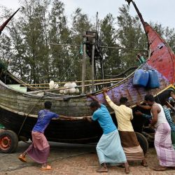 Pescadores trasladan una embarcación a un lugar más seguro en Teknaf, antes de que el ciclón Mocha toque tierra. | Foto:MUNIR UZ ZAMAN / AFP