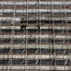 Unos obreros reanudan la construcción de un edificio en la ciudad de Gaza, en medio de un alto el fuego que pone fin a cinco días de combates mortales entre Israel y el grupo militante palestino Yihad Islámica. | Foto:MOHAMMED ABED / AFP