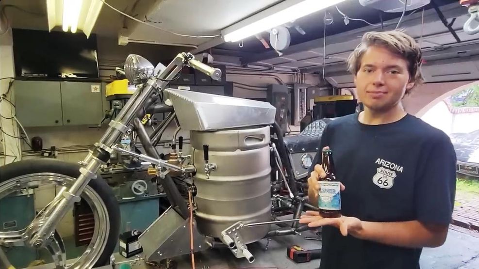 Inventó una moto que funciona a cerveza