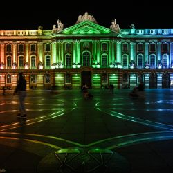 Esta fotografía tomada en Toulouse muestra el ayuntamiento iluminado con los colores de la bandera LGBTQIA+, con motivo del Día Internacional contra la Homofobia, la Transfobia y la Bifobia, en señal de solidaridad con la comunidad LGBTIQA+. | Foto:VALENTINE CHAPUIS / AFP