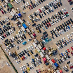 Esta foto aerea muestra coches estacionados en un mercado de coches de segunda mano en Zhengzhou, en la provincia central china de Henan. | Foto:AFP
