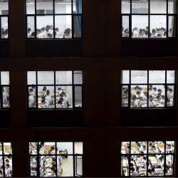 Esta foto muestra a estudiantes de secundaria revisando exámenes, antes del Examen Nacional de Acceso a la Universidad (NCEE), conocido como "gaokao", en Handan, en la provincia septentrional china de Hebei. | Foto:AFP