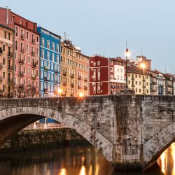 Esta foto muestra el río Nervión fluyendo bajo el puente de San Antón, en la ciudad vasco española de Bilbao. La ciudad vasco-española de Bilbao acogerá la salida del Tour de Francia 2023, el 1 de julio. | Foto:ANDER GILLENEA / AFP
