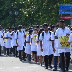 Estudiantes universitarios gritan consignas exigiendo el cierre de las universidades privadas de medicina durante una manifestación antigubernamental en Colombo, Sri Lanka. | Foto:ISHARA S. KODIKARA / AFP