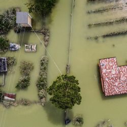 La vista aérea muestra una calle inundada en la ciudad de Cesena, después de que las fuertes lluvias provocaran inundaciones en toda la región septentrional italiana de Emilia Romagna, causando la muerte de nueve personas. | Foto:Alessandro Serrano / AFP
