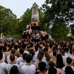 Los estudiantes de primer año conocidos como "Plebes" participan en la escalada anual del Monumento Herndon en la Academia Naval de EE.UU. en Annapolis, Maryland. | Foto:Anna Moneymaker/Getty Images/AFP