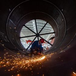 Un trabajador suelda piezas de material de construcción en una fábrica de Nantong, en la provincia oriental china de Jiangsu. | Foto:AFP