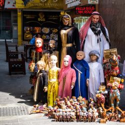 Un vendedor espera a los clientes en su tienda en una zona de mercado en Dubai. | Foto:Jewel Samad / AFP