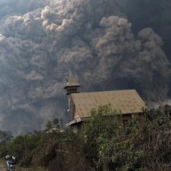Una gigantesca nube de ceniza volcánica caliente envuelve aldeas del distrito de Karo durante la erupción del volcán Monte Sinabung situado en la isla indonesia de Sumatra. | Foto:SUTANTA ADITYA / AFP