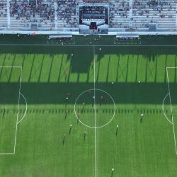 Una imagen aérea muestra un partido de fútbol entre Jordania y Palestina durante la inauguración del recién rebautizado Estadio Pelé en el pueblo de al-Jader en Belén. | Foto:HAZEM BADER / AFP