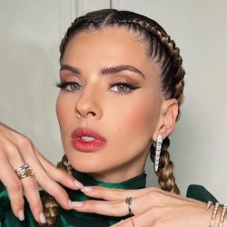 La China Suárez combinó trenzas XL y joyas con todo el glamour 