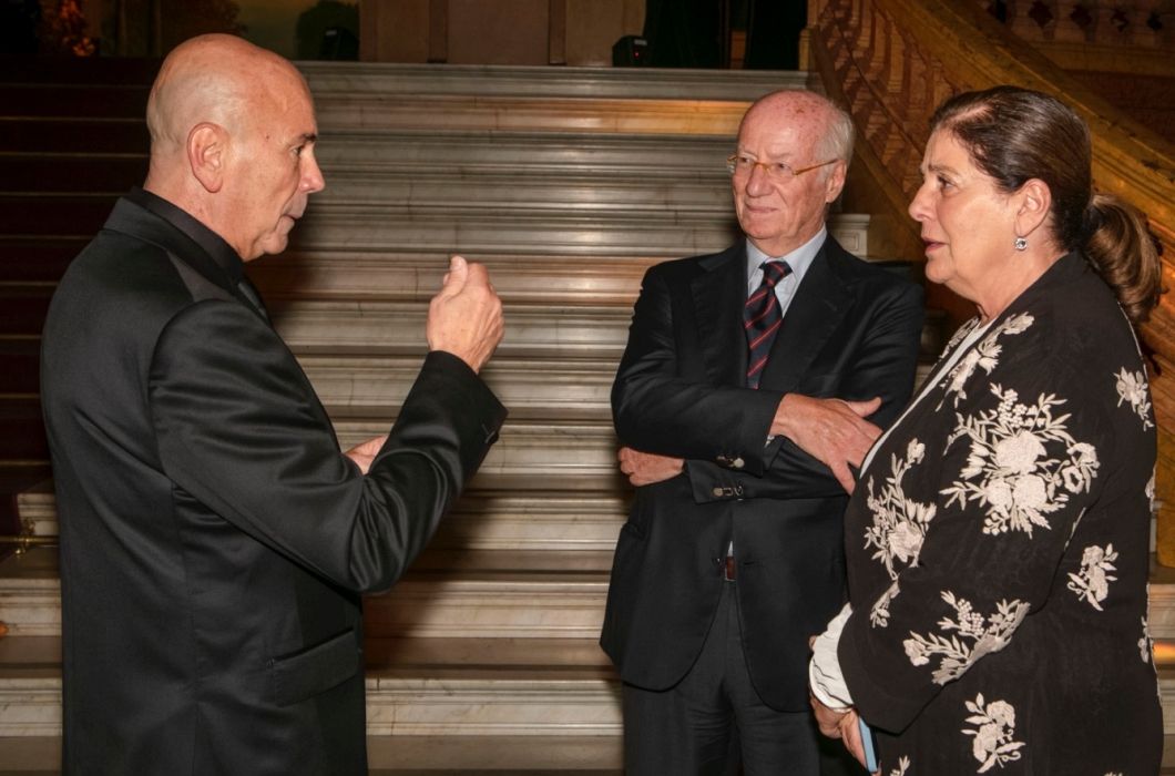 Paolo Rocca y su pareja Adriana Rosenberg atentos a Jorge Telerman.