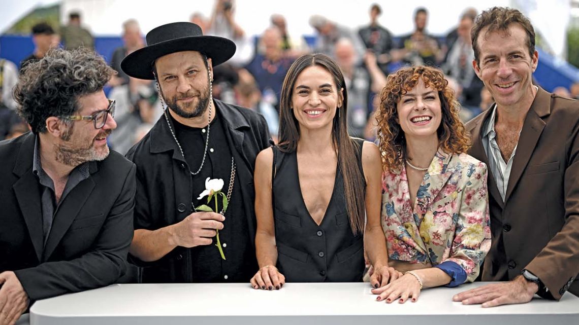 (From left to right) Director Rodrigo Moreno, Daniel Elías, Margarita Molfino, Mariana Chaud and Esteban Bigliardi pose during a photo-call for the film 'Los Delincuentes' at the 76th edition of the Cannes Film Festival in Cannes, southern France, on May 18, 2023.