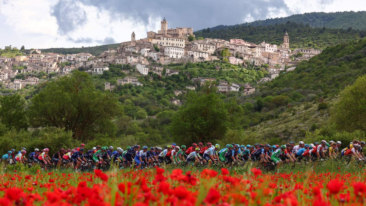 El pelotón de ciclistas pasa junto a un campo de amapolas cerca de la ciudad de Capestrano, en los Apeninos, durante la séptima etapa del Giro de Italia 2023, de 218 km entre Capua y Gran Sasso d'Italia. | Foto:Luca Bettini / AFP